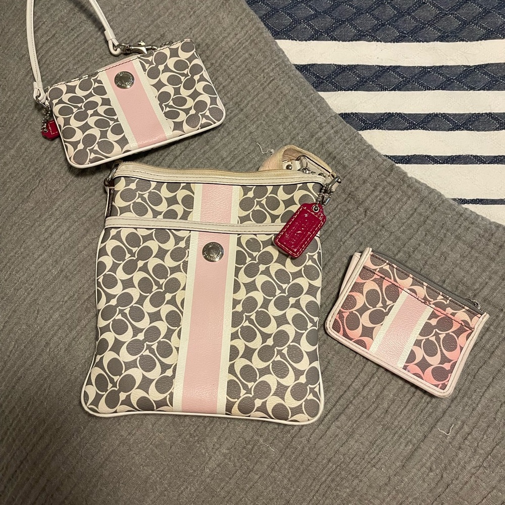 Coach. Crossbody purse w/ Wristlet and coin/ID holder